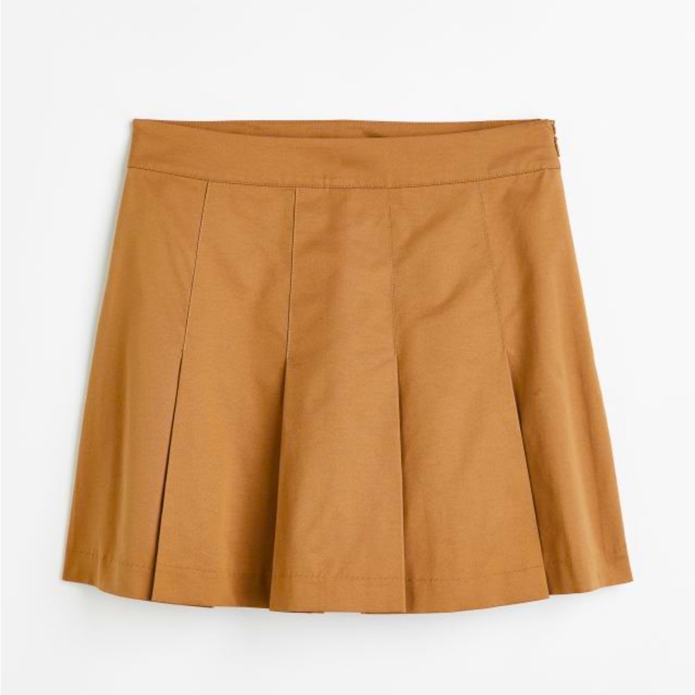 Tan pleated mini skirt with zipper closure and pockets #miniskirt